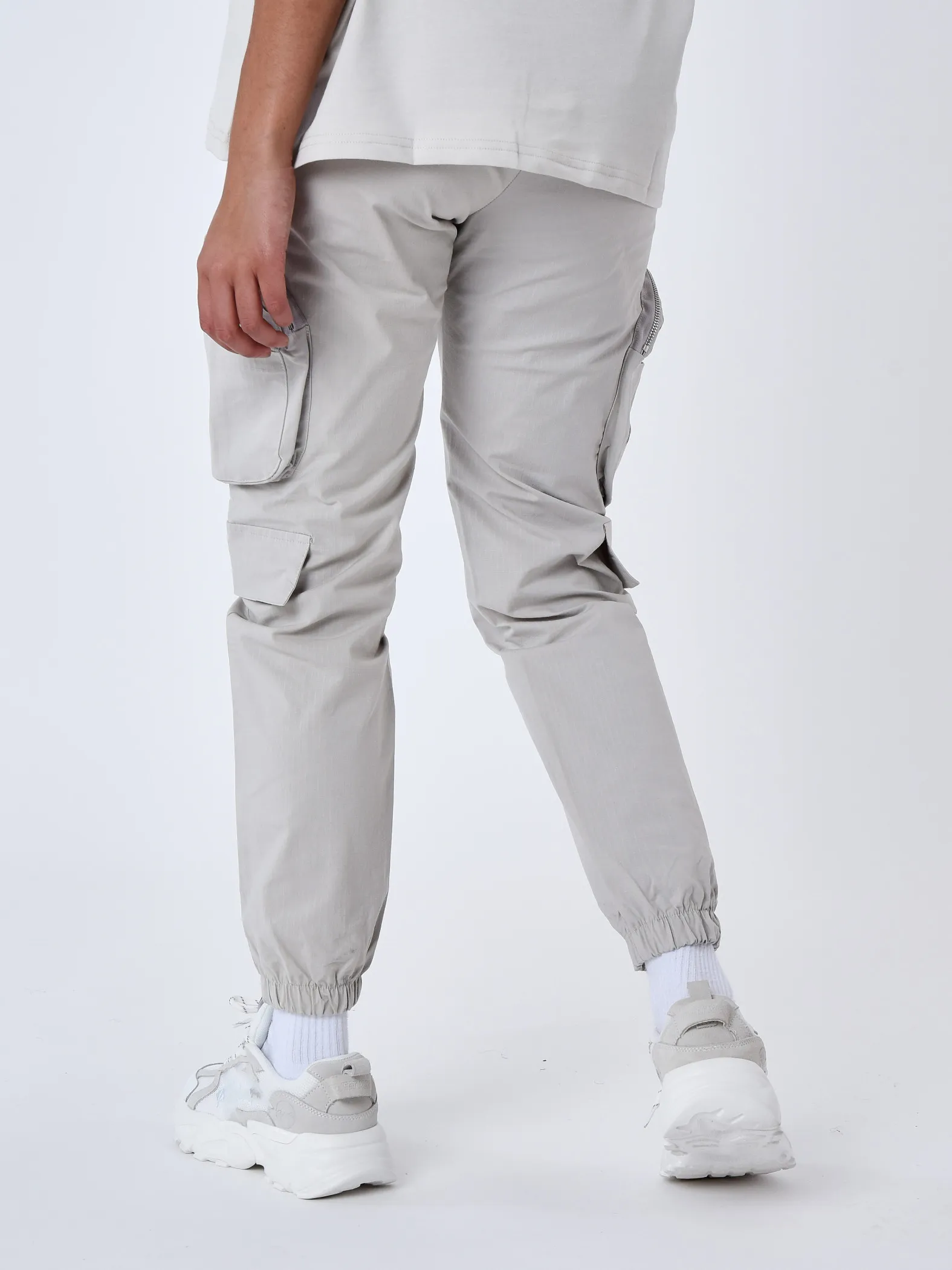 Textured multi-pocket jersey.